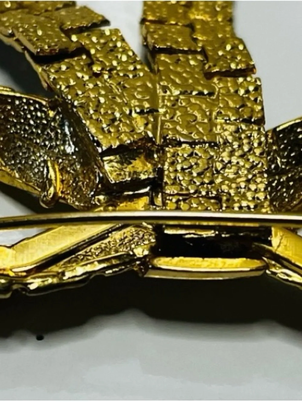 1980 Vintage Bow Ribbon Brooch Pin Gold Tone Nugget Textured Articulated Tail